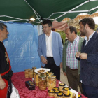 El presidente encabezó la visitan a los distintos stands de la feria medieval de Almanza. CAMPOS