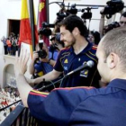 Casillas e Iniesta saludan en el balcón de Caravaca de la Cruz.