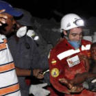 La imagen de Óscar Vega con el niño en brazos fue portada en todo el mundo.