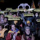 Un grupo de independentistas ayer ante la cárcel de Lledoners ayer, donde está encarcelado Junqueras y otros líderes del procés. SUSANNA DIAZ
