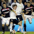 El centrocampista del Valencia Pablo Hernandez pierde el balón ante varios rivales.