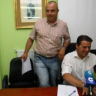 José Giménez y el alcalde de Cacabelos en una rueda de prensa al iniciarse este mandato.