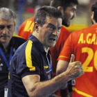 Manolo Cadenas, siempre intenso, dirigiendo un partido de la selección española.
