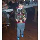Iván Hernández con el trofeo al canaricultor más premiado.