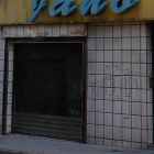 Entrada al edificio okupado, en el número 44 de la calle Álvaro López Núñez, a poca distancia del colegio Maristas. RAMIRO