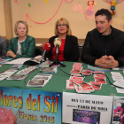 Representantes de la asociación de vecinos y del Ayuntamiento, en la presentación del programa. L. DE LA MATA