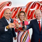 De izquierda a derecha, Muhtar Kent, presidente de The Coca-Cola Company, Sol Daurella, de Coca-Cola Iberian Partners y John Brock, Coca-Cola Enterprises, en agosto del 2015, cuando se anunció la fusión.
