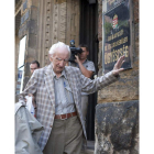 László Csátary sale de la oficina de la Fiscalía.