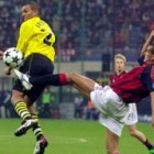 Rivaldo pelea por un balón con la camiseta del Milan durante un partido de la pasada temporada