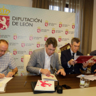 Ignacio González, Martínez Majo, Cepedano y Enrique del Reguero, en la firma. SECUNDINO PÉREZ