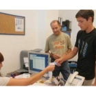 Los últimos días registran mayor afluencia de aficionados a las oficinas para retirar o hacer sus ca