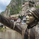 Estatua de un príncipe otomano haciéndose un selfi.