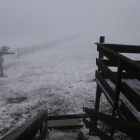 El remonte cerrado de la estación de esquí del Morredero, cubierto ayer de nieve.