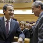 El presidente del Gobierno, Zapatero, conversa con el senador del PNV, Anasagasti.