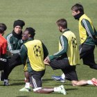 Casillas, Cristiano, Essien, Ramos y Coentrao, de izquierda a derecha, en el entrenamiento de ayer.