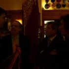 El alcalde y Travesí, instantes antes de la cena, con varios comensales