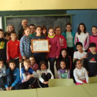 Los estudiantes de 5º de Primaria posan con el diploma.