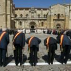 La imagen recoge un momento de las reverencias de la Corporación al Cabildo en la ceremonia del 2002