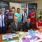 Acorán, primero por la izquierda, luce el maillot ciclista creado por la Deportiva con motivo del Mundial de Ponferrada.