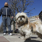 César, paseando a su perro en La Condesa.