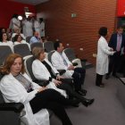 El consejero de Sanidad a su llegada al salón de actos, repleto de personal sanitario. ANA F. BARREDO