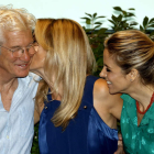 La presidenta de la Fundación Juegaterapia, Mónica Esteban, besa a Richard Gere en presencia de Silva. SERGIO BARRENECHEA