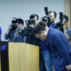 El director de la división de telefonía móvil de Samsung, Koh Dong-jin, hace una reverencia durante la rueda de prensa sobre los problemas del Galaxy Note 7.