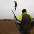 El cazador que ha sido identificado por el Seprona y tendrá que comparecer ante un juez, y propinando una de las patadas al zorro. TWITTER4