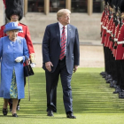 Donald Trump y la reina Isabel II en su paseo frente a la Guardia de Honor.  /