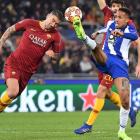 Eder Militao, del Oporto, le arrebata el balón al futbolista de la Roma Kolarov. ETTORE FERRARI