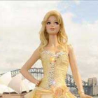 Una muñeca barbie en tamaño real permanece el 9 de marzo de 2009, en el Puente del Puerto de Sydne