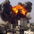 Una columna de humo y fuego se levanta tras explotar una bomba israelí en el paso de Rafah