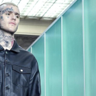 El fallecido rapero Lil Peep, durante un pase de moda en París, el pasado junio.