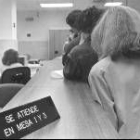Varias personas esperan su turno en busca de empleo en la oficina del Inem, en una imagen de archivo