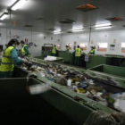 Varios trabajadores separan los residuos en la planta, en una imagen de archivo.