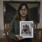 La hermana de la valenciana desaparecida en Perú desde el 2 de enero, Tamara Salazar, sostiene un retraro de su hermana.