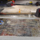 Especialistas trabajando en la restauración y reubicación de las pinturas murales. TALLER GRANDA