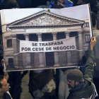 Una de las pancartas exhibidas en la concentración de ayer en la plaza de Neptuno.