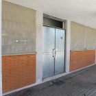 Imagen de las ventanas del gimnasio tapiadas.