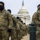 Miembros de la Guardia de Seguridad vigilan el Capitolio de los Estados Unidos tras el asalto. SHAWN TEW