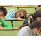 Varios alumnos realizan las pruebas de selectividad en la Universidad de León.
