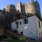 El incendio en el interior de la vivienda adosada al castillo apenas se apreciaba ayer