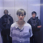 Dylann Roof aparece en video en la corte de Charleston.