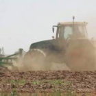 Dos tractores acondicionan una tierra para la siembra en una localidad leonesa