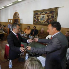 Palazuelo recibe el bastón de mando tras la votación.