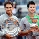Rafa Nadal y Novak Djokovic posan con los trofeos tras disputar la final del Abierto de Roma.