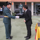 El capitán Joaquín Losada recibió la condecoración de manos del alcalde de Ponferrada