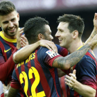 Dani Alves, en el centro, Gerard Piqué, izquierda, y Leo Messi, celebran el cuarto gol de su equipo ante el Levante.