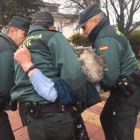 Tres agentes asisten al anciano después de que se le encontrara junto a una nave. G.C.
