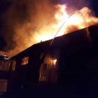 Una imagen de la casa en llamas. DL